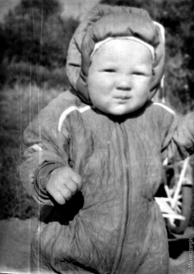 Я у бабушки в деревне (мне 10 месяцев)